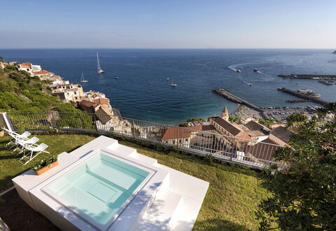 ## Amalfi Coast Dreams: A Luxurious Villa Escape Y...
