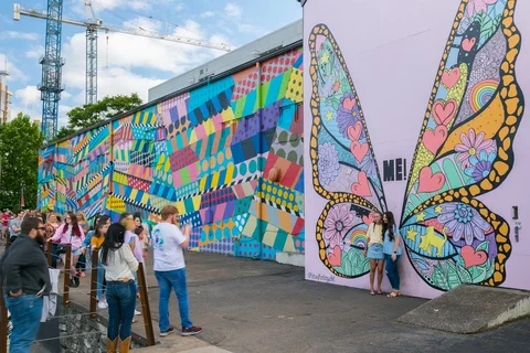 # Nashville: A Solo Girl's Guide to Music, Murals,...