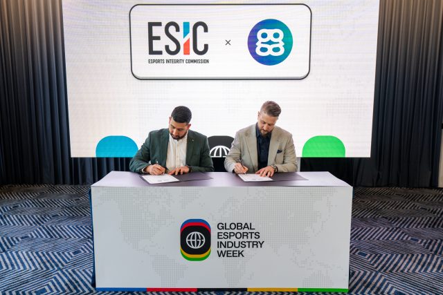 Screenshot of a player's radar in CS2, showcasing unusual enemy anticipation before line of sight, fueling cheating suspicions