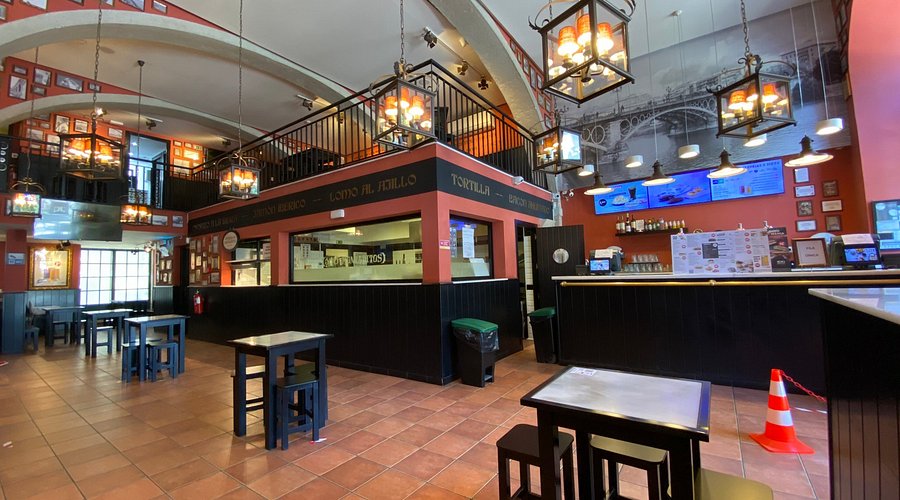 Anya sketching azulejo tiles at Jerónimos Monastery in Belém, Lisbon.