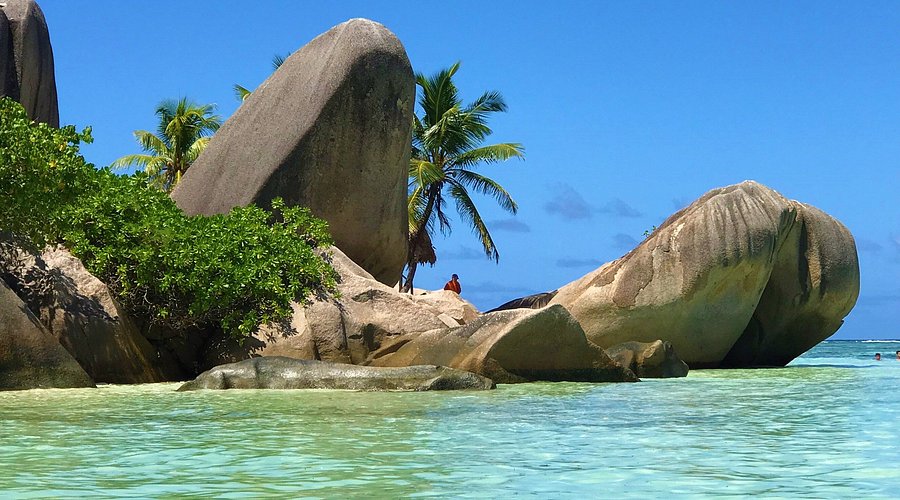 Granite boulders at Anse Source d'Argent with crystal clear water