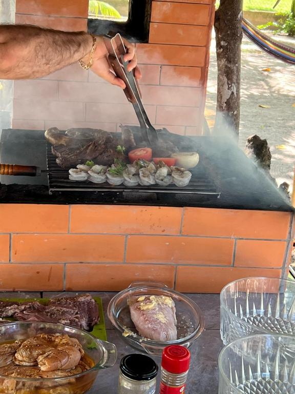 A Ni-Vanuatu family sharing a meal in their home
