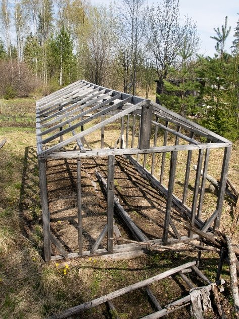cold frame insulated with straw bales and blanket